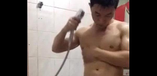  Japonês gostoso tomando banho na academia